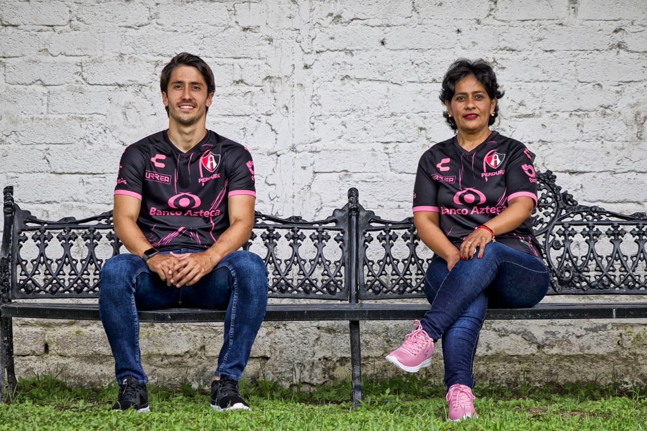 Atlas y Santos presente unos hermosos jerseys de edición especial para apoyar a la lucha frente al Cáncer de Mama en México.