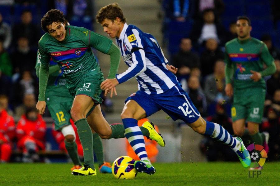 Su primera cesión fue hacia el Espanyol, donde un semestre antes maravilló otro elemento del Inter: Coutinho. Jugó 20 partidos y anotó 3 goles.