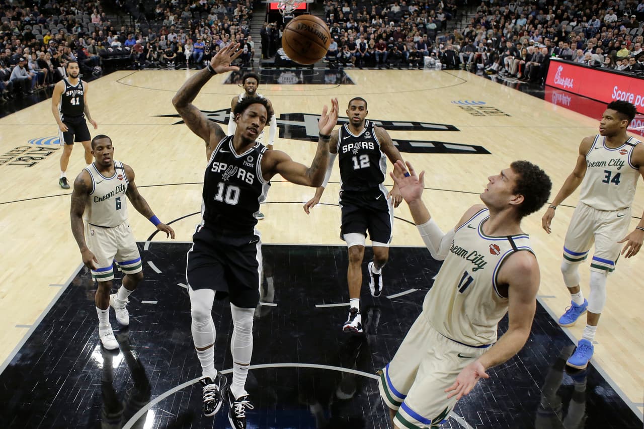 Spurs 126-104 Bucks. DeMar DeRozan la sume con todo su poder y anota para los San Antonio sobre los Milwaukee Bucks.