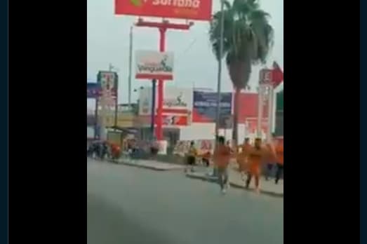 Al ver que venían más personas, los fanáticos universitarios empezaron a correr en dirección contraria.