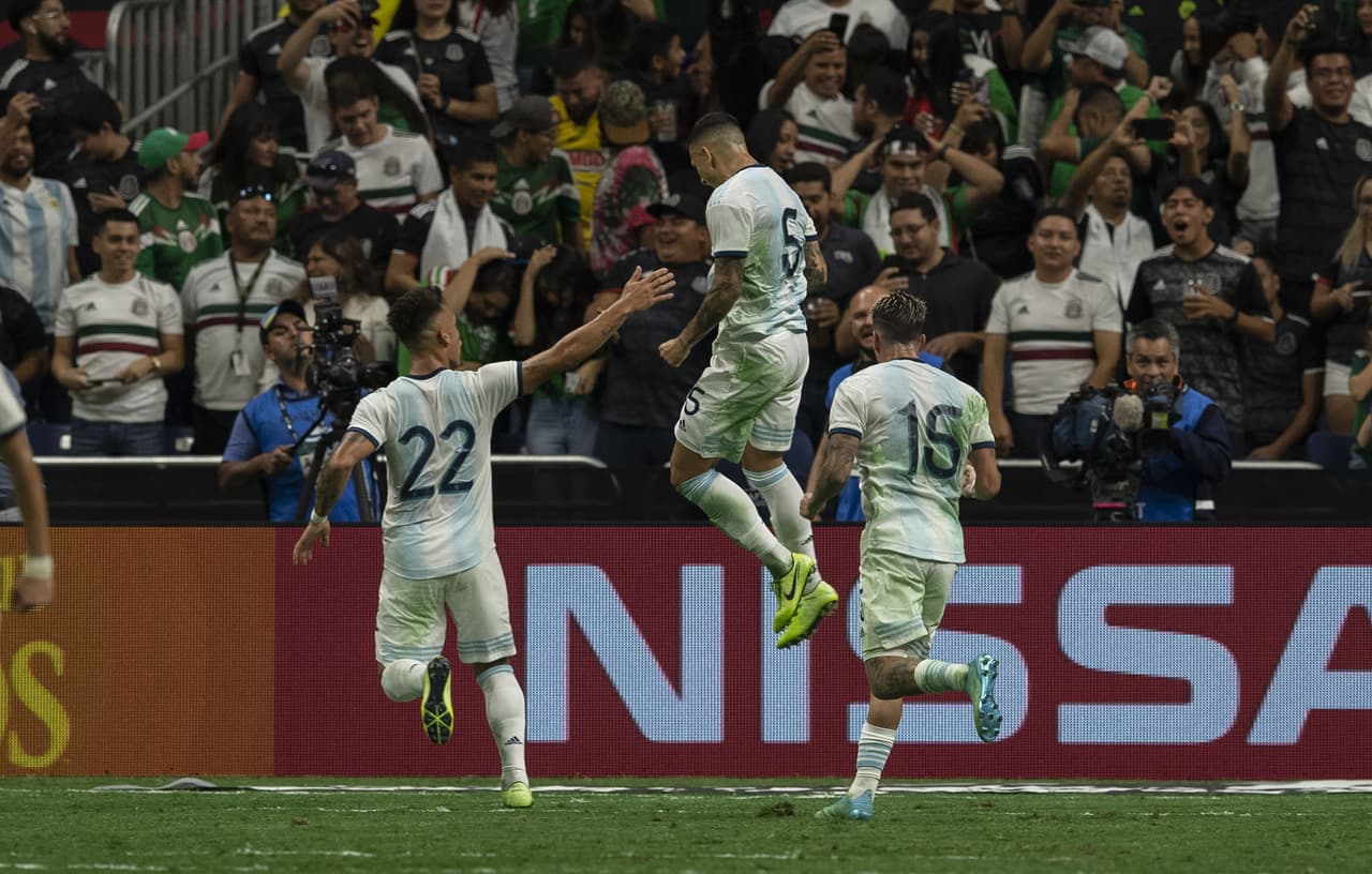 Lautaro hace el cuarto gol de Argentina.