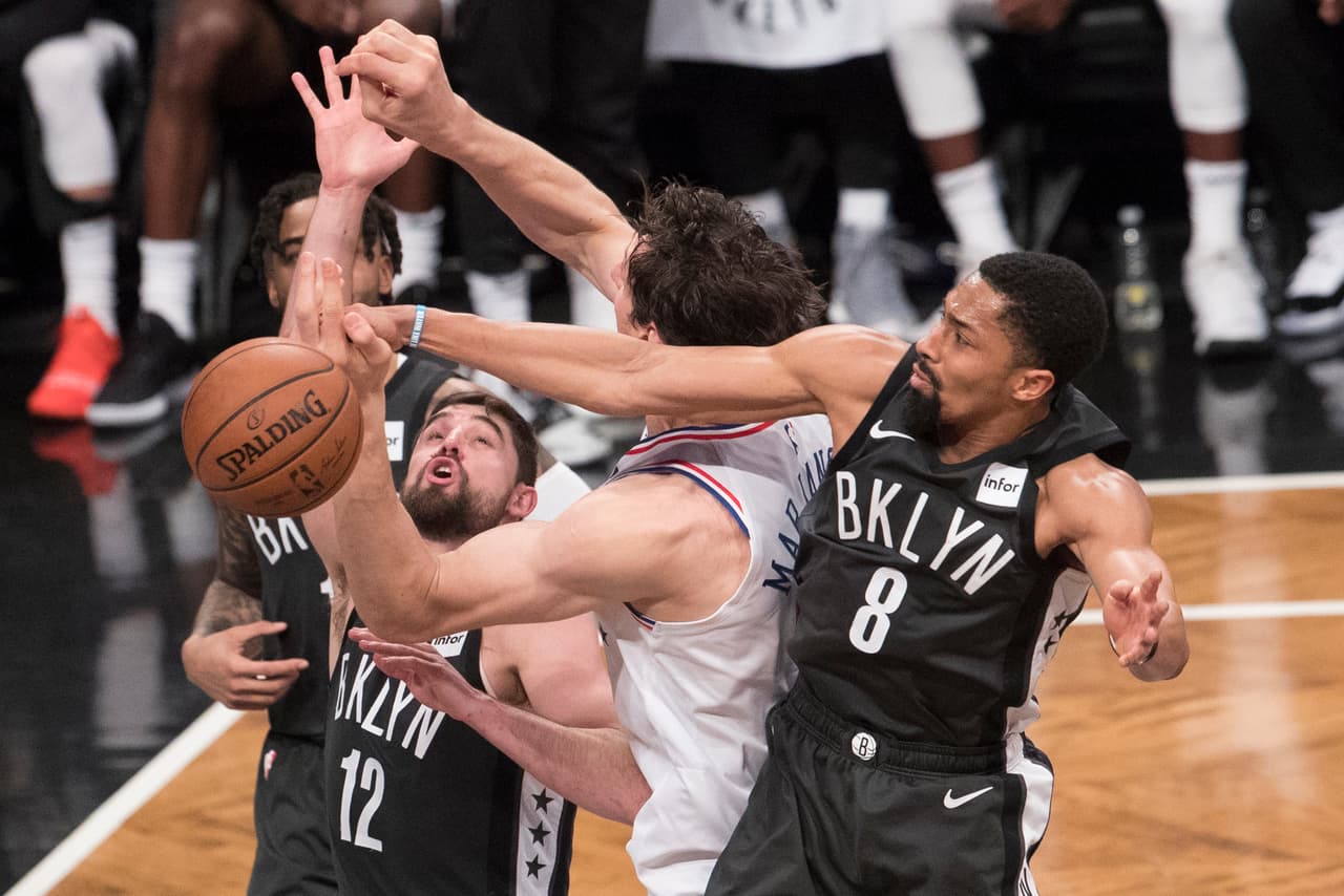 En la duela, tras el accidentado partido, vencieron los 76ers por 112-108, dejando la serie 3-1 a su favor en la Conferencia Este.