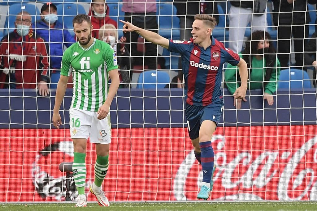 Real Betis golea al Levante con un marcador de 4-2 durante la J24 en La Liga. Daniel Gómez Alcón anotó los dos únicos goles para los 'granotes', mientras que para los verdiblancos descontaron Willian Carvalho, Edgar González y Nabil Fekir se lució con doblete. Los mexicanos Diego Lainez y Andrés Guardado jugaro 25 minutos.