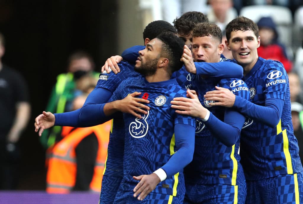 Arsenal soprendes al Leicester en su casa y les pegan 0-2, Burnley vence 3-1 al recien ascendido Brentford, Liverpool tropieza y empatan 2-2 en casa frente al Brighton, Manchester City también tropieza y caen 0-2 frente al Crystal Palace, Reece James comanda la victoria 0-3 del Chelsea sobre el Newcastle United y Watford cae por la mínima (0-1) frente al Southampton.