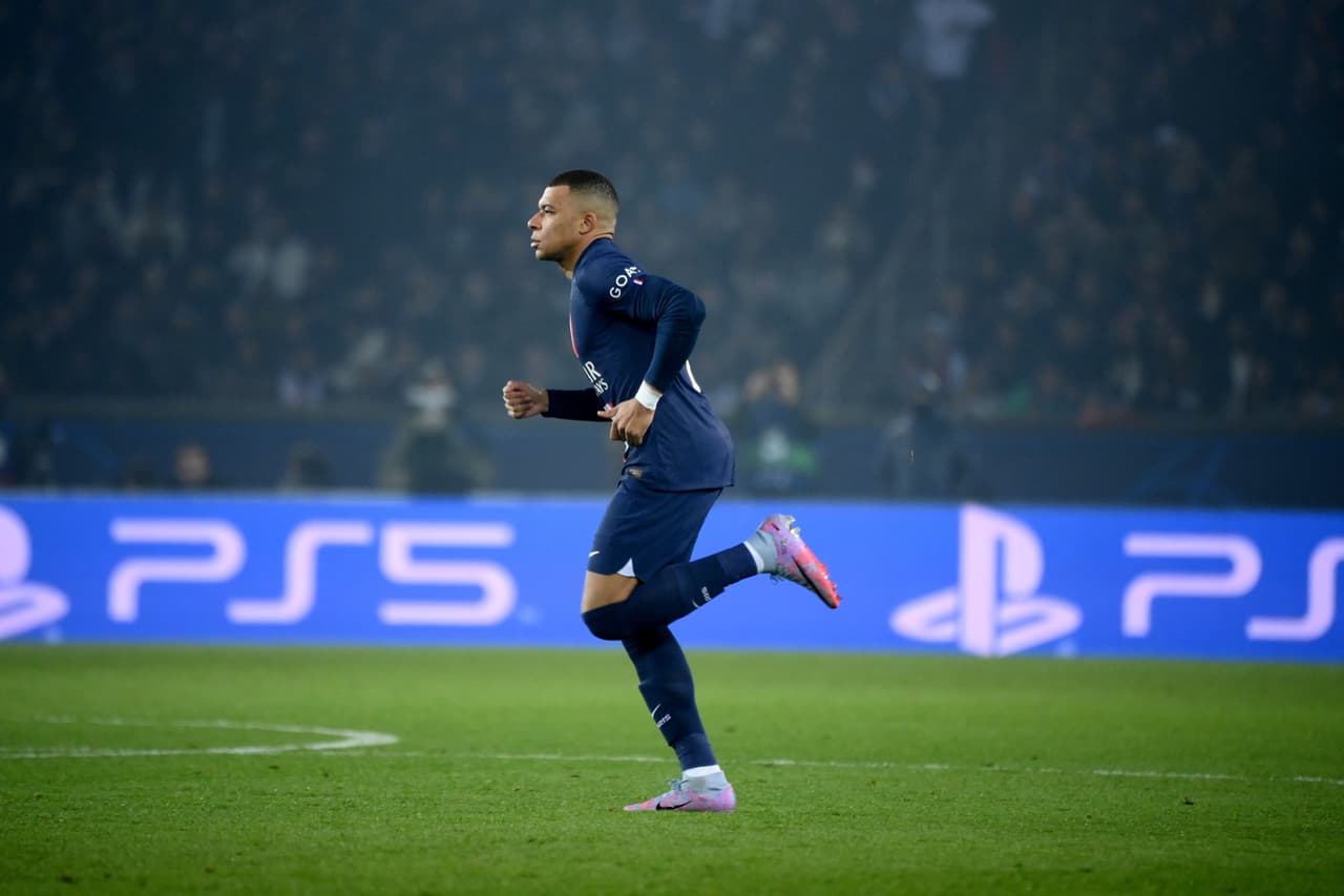 Bayern Múnich sacó ventaja en su visita al PSG, que tuvo a Kylian Mbappé de inicio en la banca y entró para marcar un gol pero anulado por fuera de juego en la ida de Octavos de Final de la UEFA Champions League.
