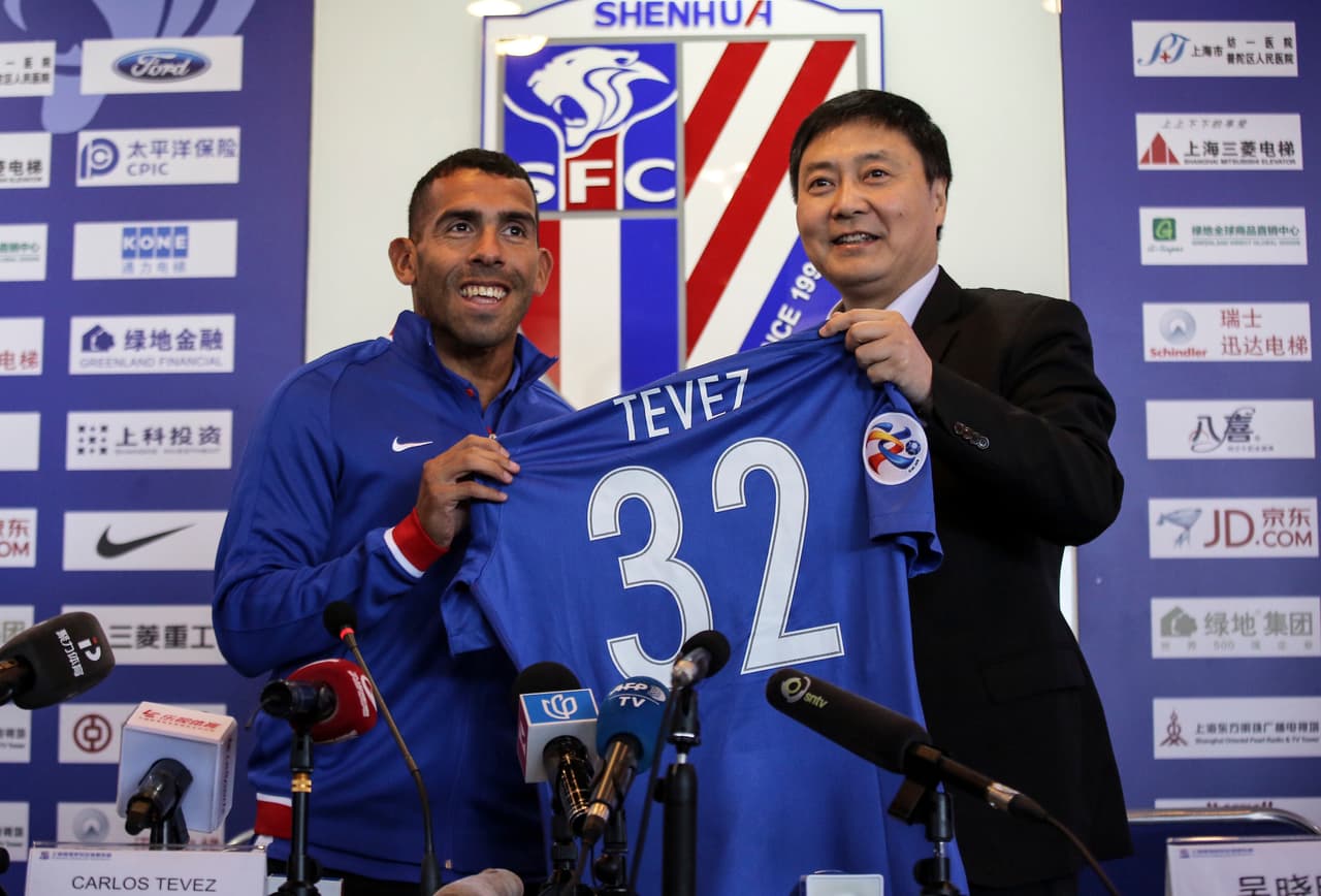 Carlos Tévez firmó por el equipo chino Shanghai Shenhua, que le pagará 40 millones de dólares (unos 38,3 millones de euros) por cada una de las dos temporadas de su contrato, según la prensa oficial del país.