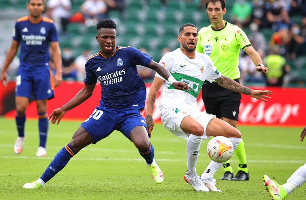 Vinicius Junior se luce con un doblete y la da la victoria 1-2 al Real Madrid sobre el Elche.