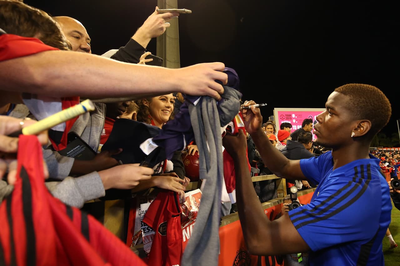 Manchester United entrenó este jueves a puertas abiertas en Perth, Australia, para tener contacto con los cientos de aficionados que llegaron hasta el WACA Ground. Paul Pogba, aún sin definir su futuro, fue uno de los más aclamados tomándose fotos y firmando autógrafos a quienes se lo pidieron. Los Diablos Rojos enfrentarán al Perth Glory y al Leeds United en esta gira por suelo australiano.