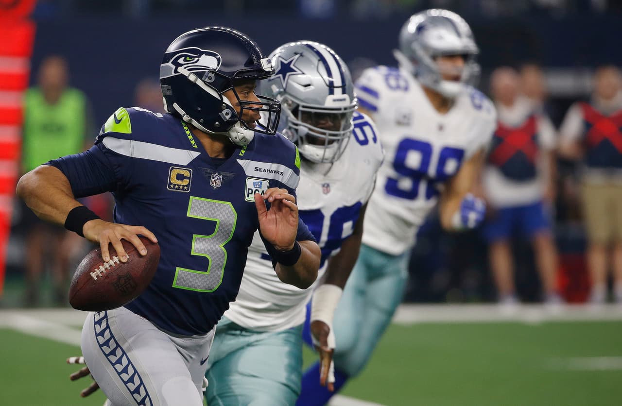 <b>Primer cuarto: </b>Antwaun Woods provoca captura sobre Russel Willson y deja a Seahawks con 2&18. La defensiva de Cowboys detuvo y recibió el balón con 4 minutos.
<b>(Cowboys 3-0 Seahawks) </b>