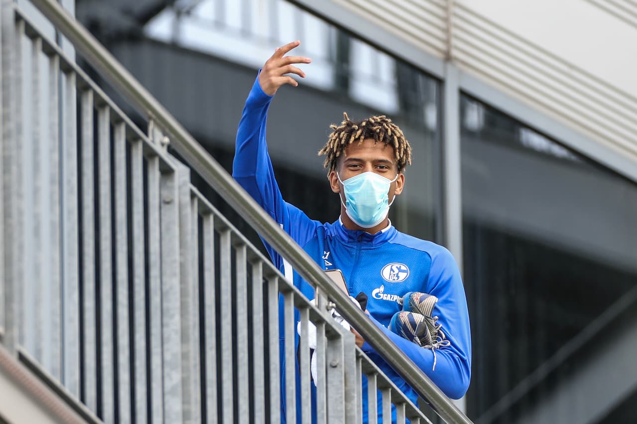 - Los jugadores del Schalke llegaron a la instalaciones con su cubrebocas.
<br>- Así entrenaron el pasado 12 de Mayo de 2020.