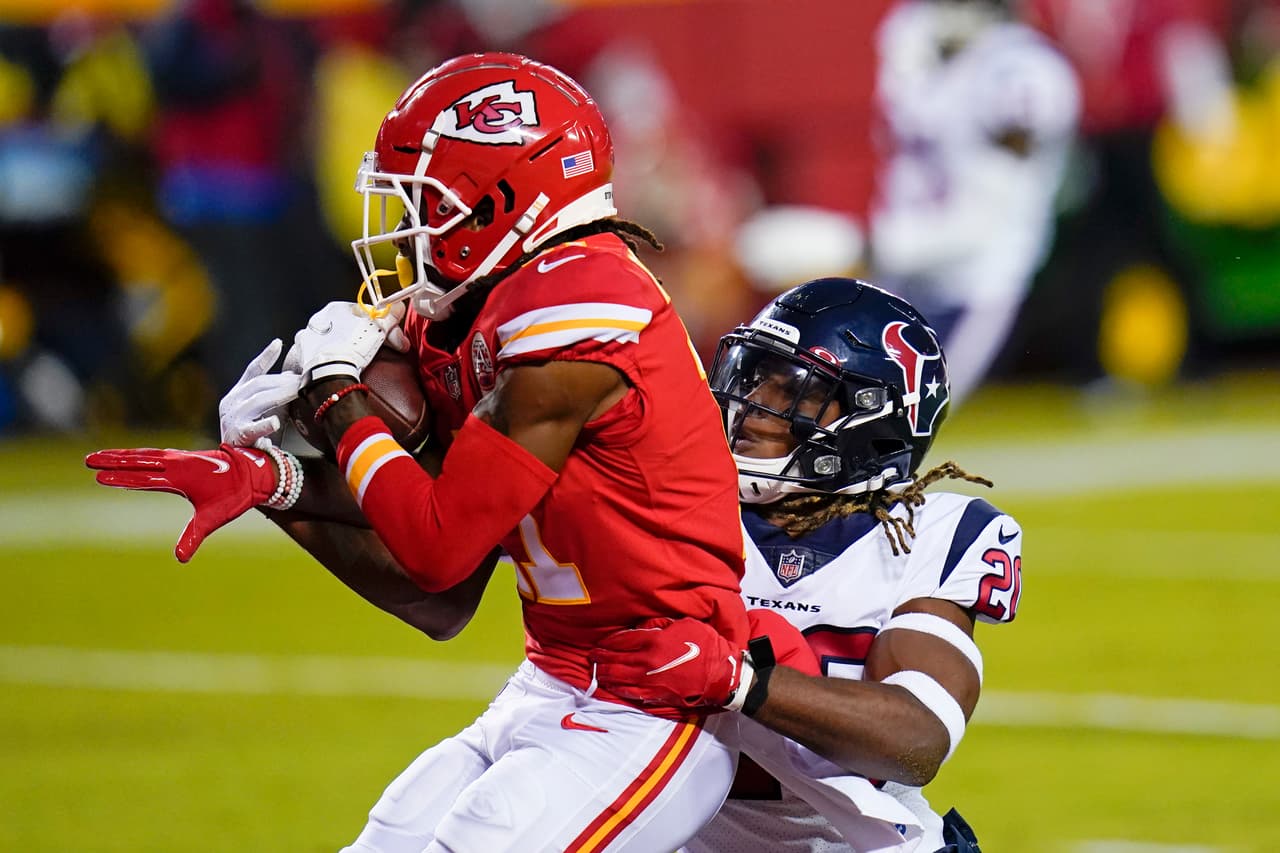 Houston tiene la primer posesión del partido y son tres Downs y par afuera.