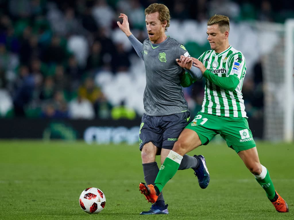 David Zurutuza (izq) de la Real Sociedad se convirtió en pieza importante en la segunda mitad, siendo un enlace entre la recuperación de la pelota y la gente de ataque. Los Txuri Urdin jugaban bien.