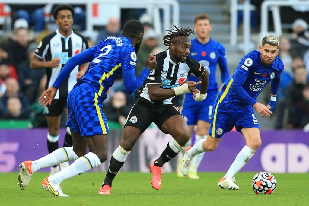 Arsenal soprendes al Leicester en su casa y les pegan 0-2, Burnley vence 3-1 al recien ascendido Brentford, Liverpool tropieza y empatan 2-2 en casa frente al Brighton, Manchester City también tropieza y caen 0-2 frente al Crystal Palace, Reece James comanda la victoria 0-3 del Chelsea sobre el Newcastle United y Watford cae por la mínima (0-1) frente al Southampton.