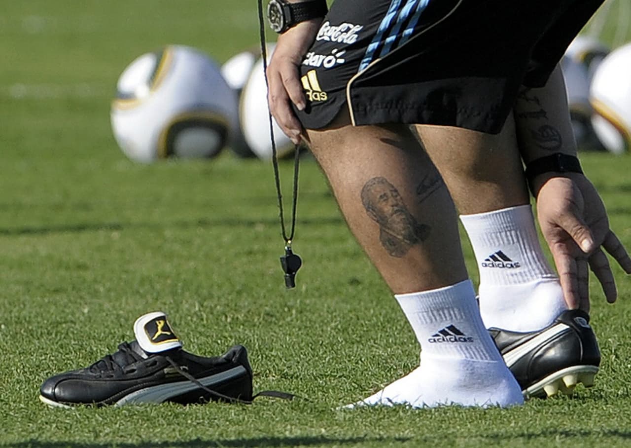 Diego Armando Maradona es fiel con la marca Puma y su línea King, la cual también usó Pelé en su momento. Fueron de las primeros botas a las que se les podían cambiar los tacos.