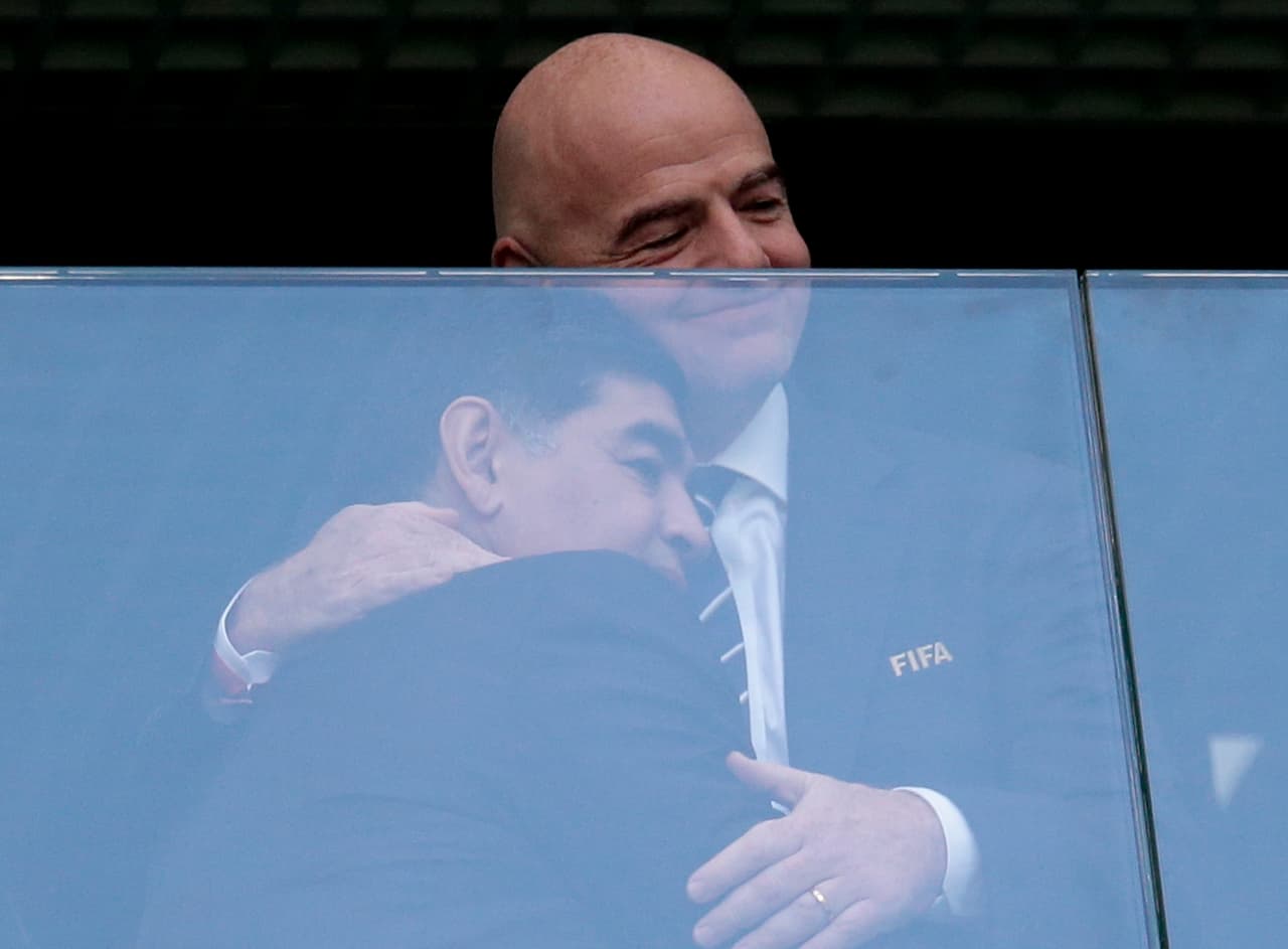 Diego Maradona tuvo un emotivo encuentro con el presidente de FIFA, Gianni Infantino.