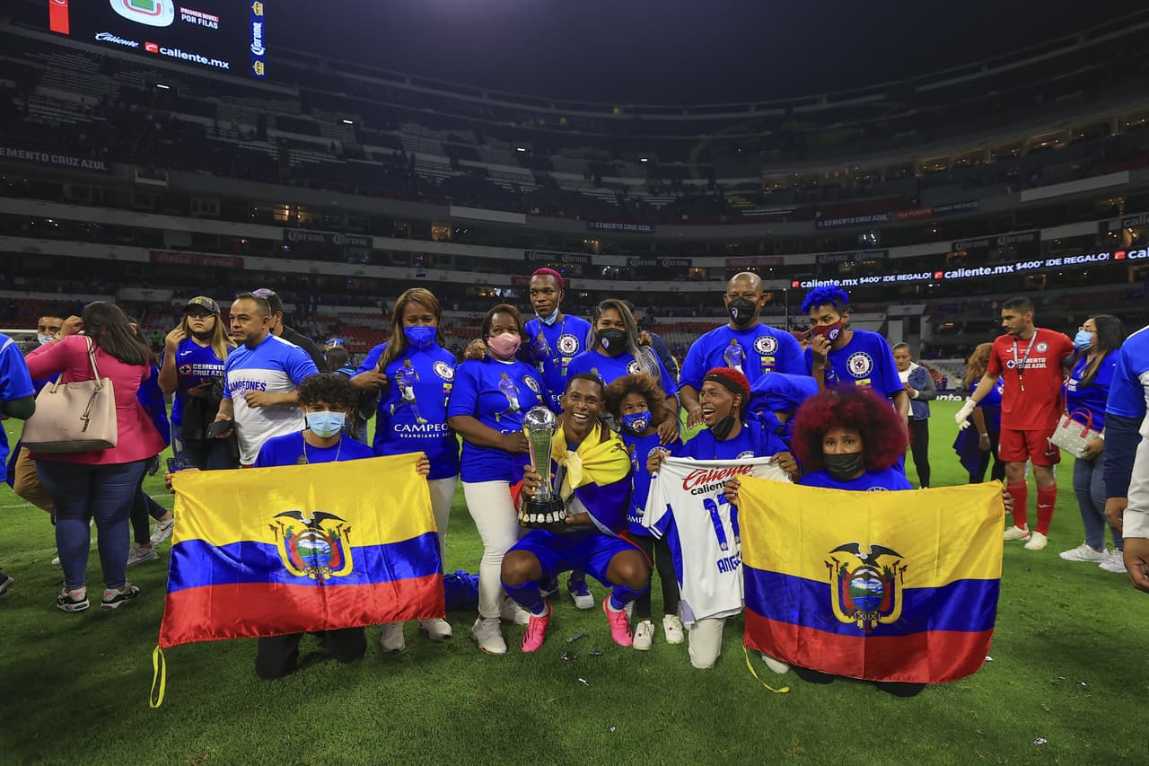 Todo el plantel de Cruz Azul festejó en grande la obtención del título del Guard1anes 2021 tras vencer a Santos en el marcador global de la Gran Final.