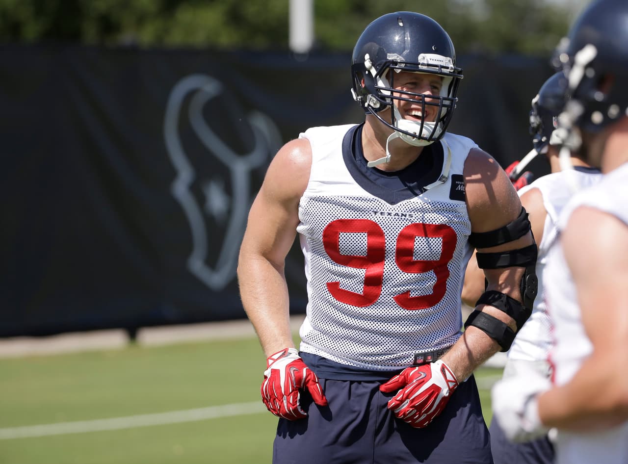 Watt con una protección en el brazo izquierdo (AP-NFL).
