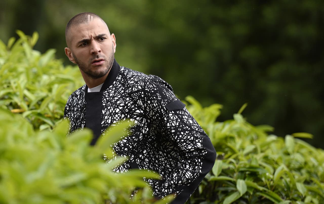 Hablando de su vida nocturna, Benzema ha sido relacionado sentimentalmente con la cantante estadounidense Rihanna con quien se le ha visto en fiestas a altas horas de la noche.