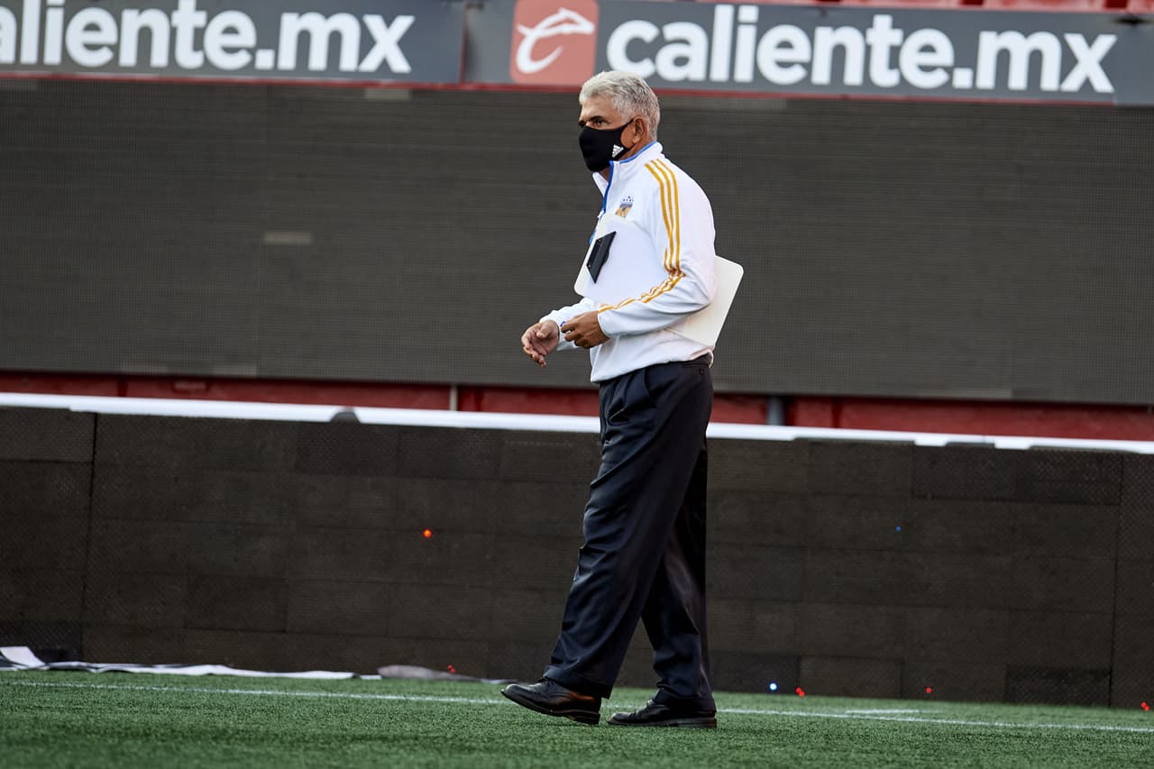 'Tuca' Ferretti niega que haya ofertas por Edu Vargas