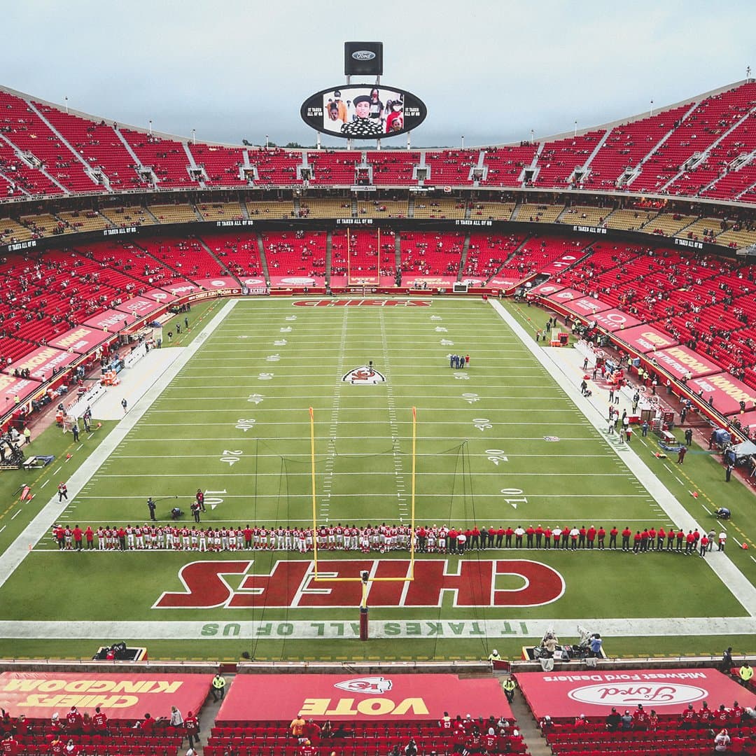 Chiefs no se arrodillan, Texans deciden no salir en el himno