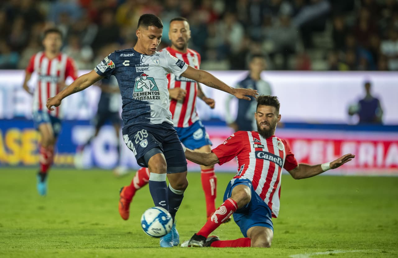 Roberto de la Rosa, juega como centro delantero media punta en primera división con Pachuca, tiene 19 años.