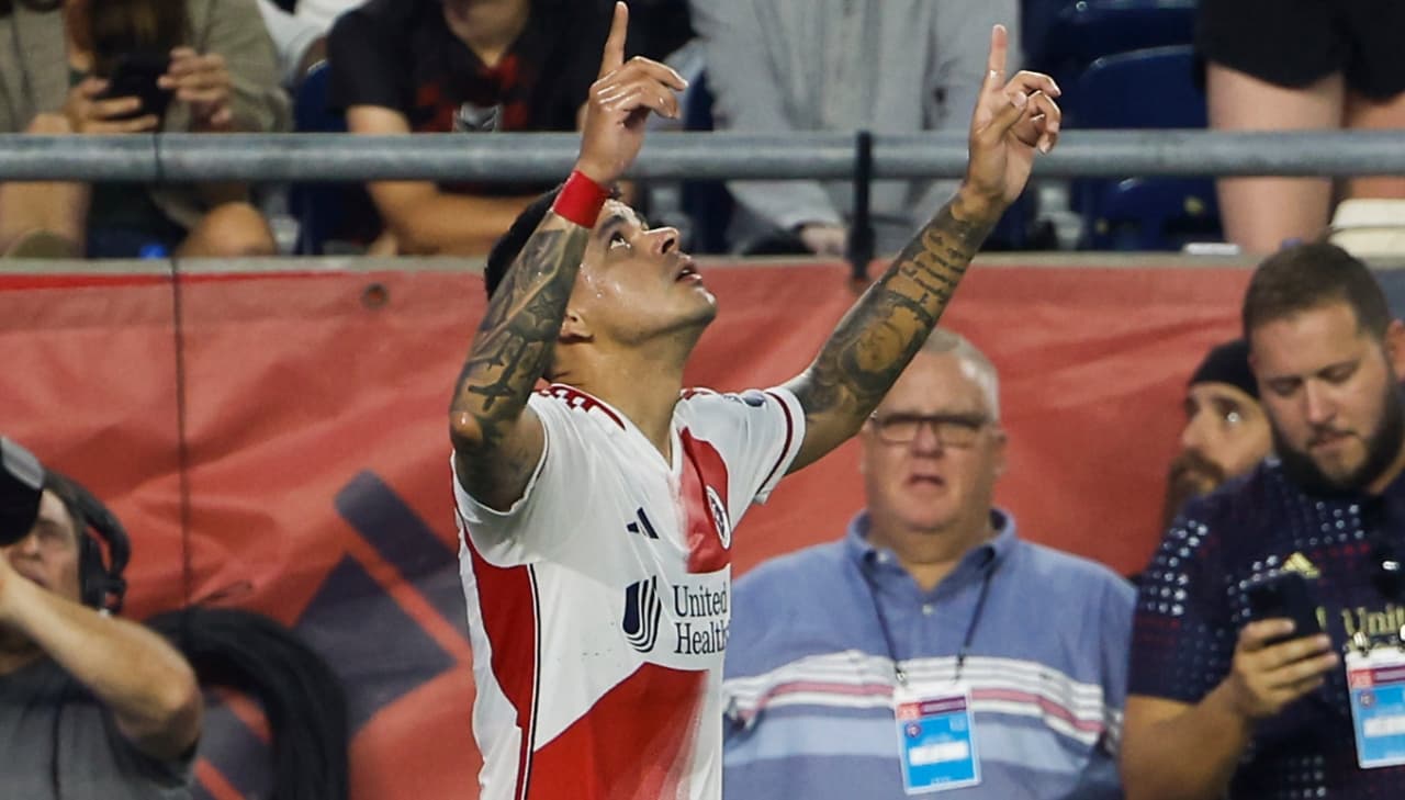 ¡Mordida de la Pantera a Rooney! Bou guía victoria de Revs sobre DC