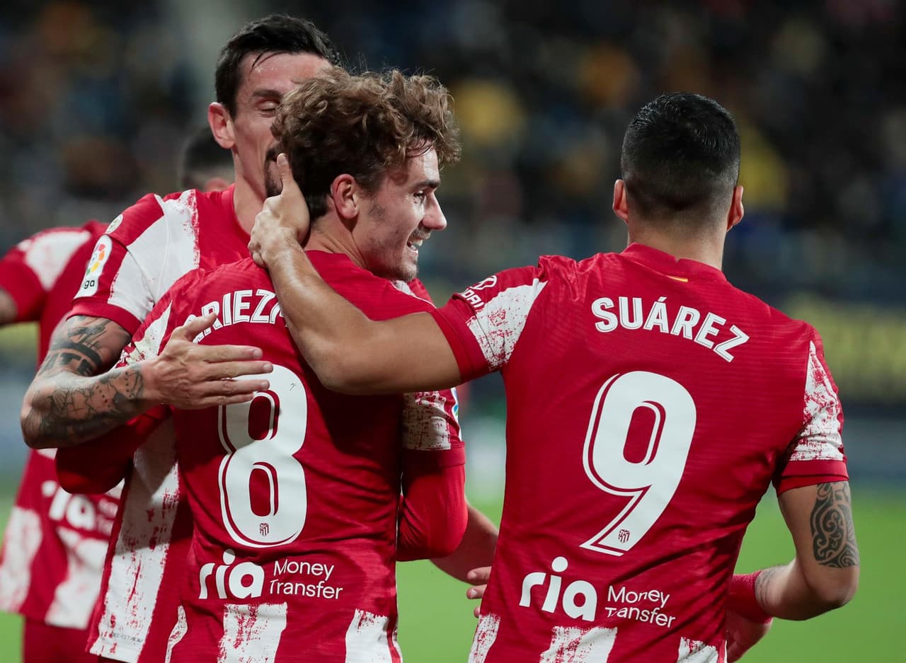 Atletico de Madrid golea a Cádiz 4-1 con anotaciones de Lemar, Griezmann, Correa y Cunha durante la décima Jornada de La Liga. Los Colchoneros son segundo lugar de la tabla.