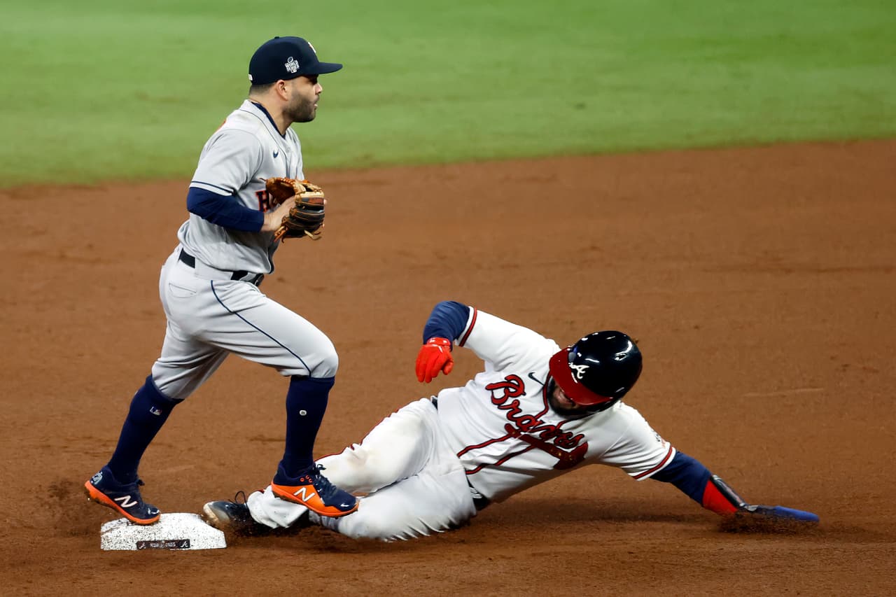 Los Astros lograron una remontada para ganar el quinto juego de la Serie Mundial con lo que evitaron que Atlanta se coronara ante su gente.