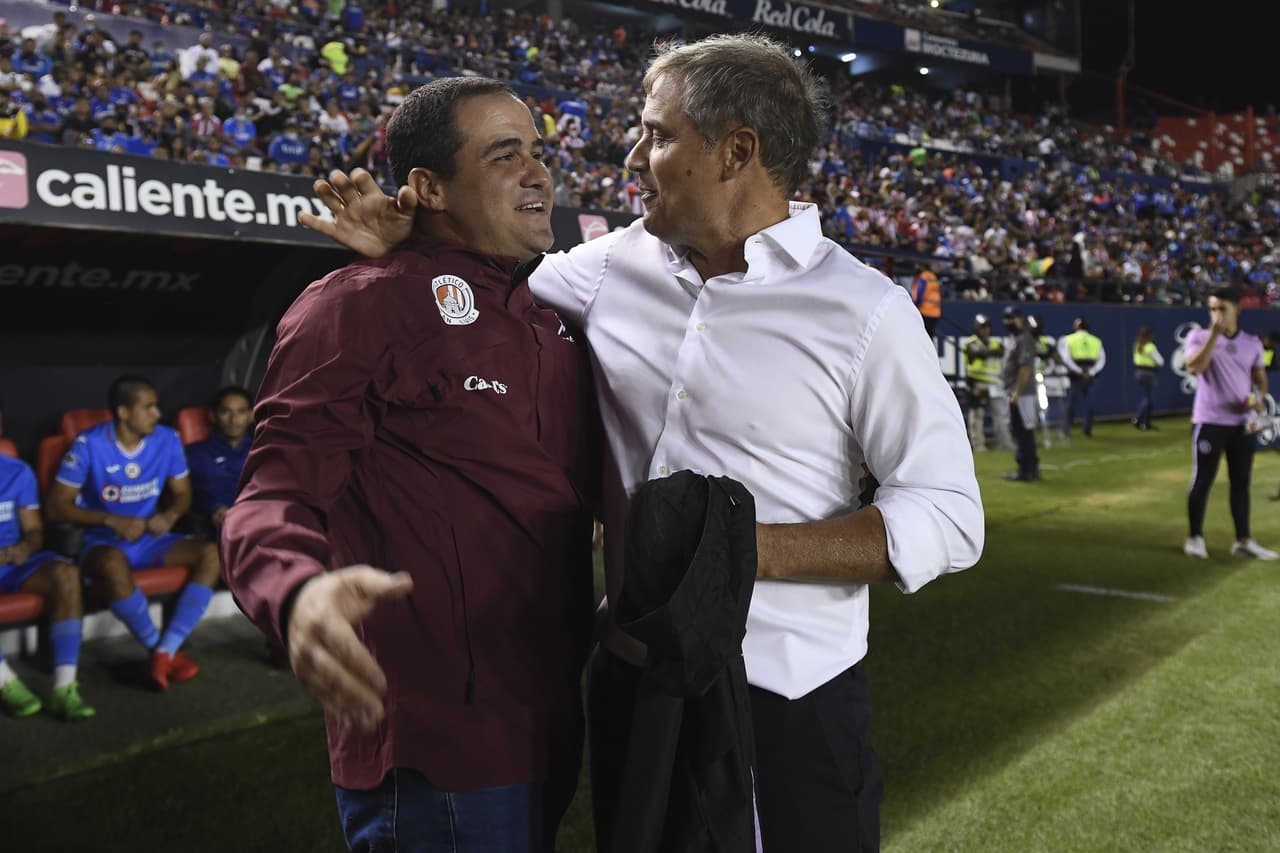 Sebastián Jurado se convirtió en héroe de un Cruz Azul que también vio como Santi Giménez y Alejandro Mayorga se fueron lesionados y ahora son grandes dudas para el fin de semana. San Luis se cansó de fallar.