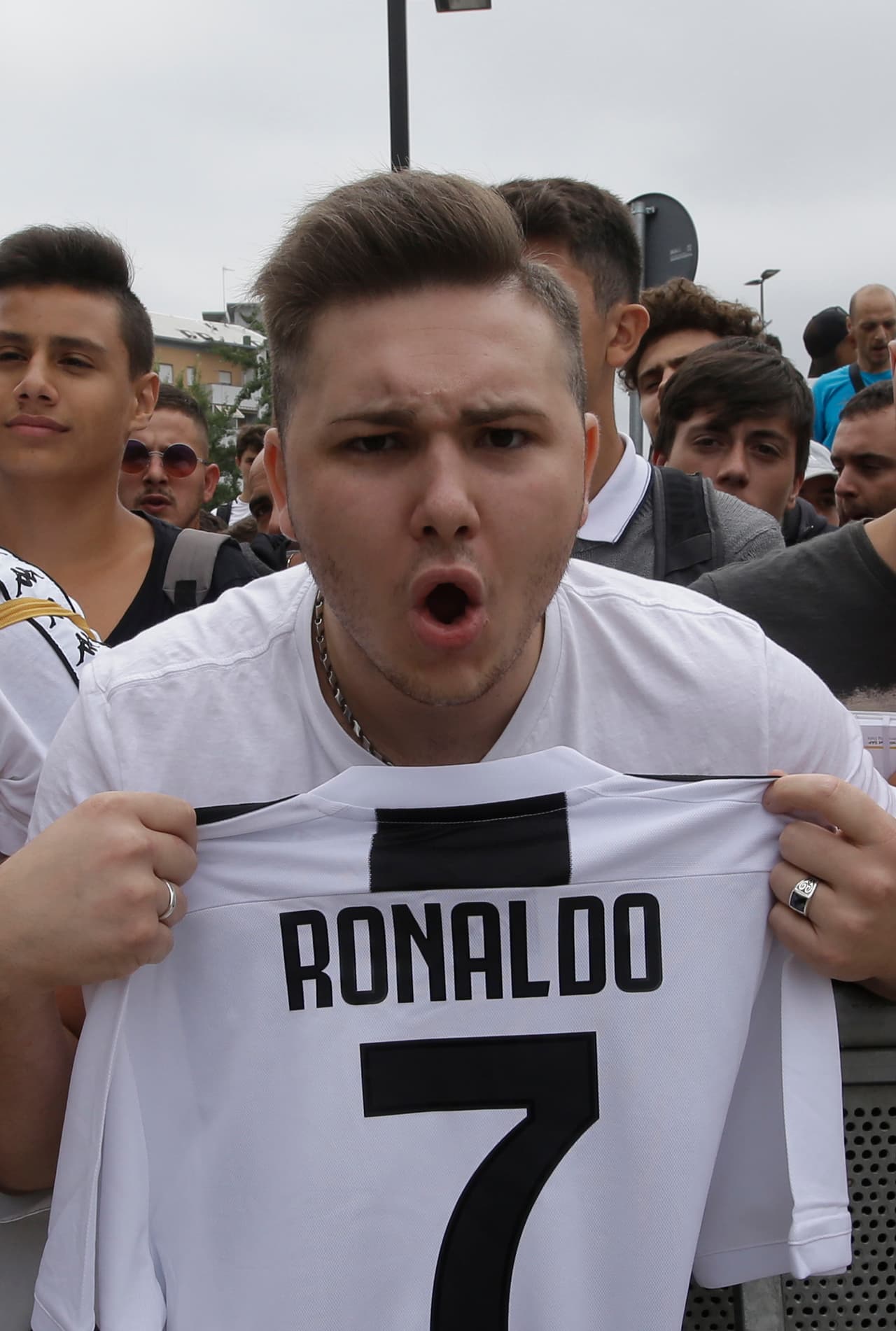 Los hinchas del Juventus llegaron al J Medical, ubicado a pocos metros del Allianz Stadium. El jugador llegó para someterse a las pruebas médicas pertinentes.