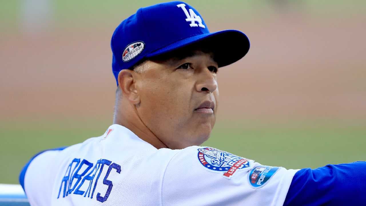 Dodgers extienden al manager Dave Roberts hasta el 2022