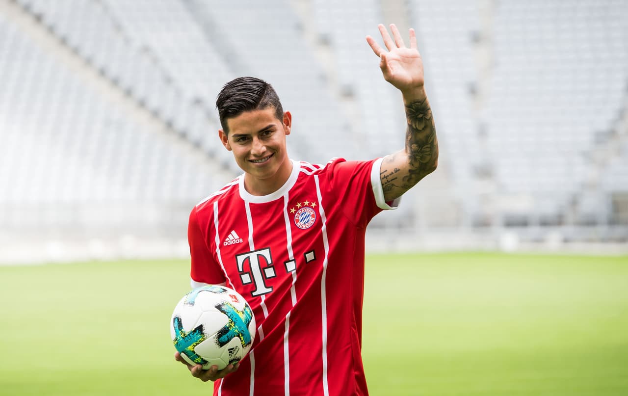 Una vez realizado el acto público con la prensa, James se vistió con el uniforme del Bayern y saltó al terreno del Allianz Arena.