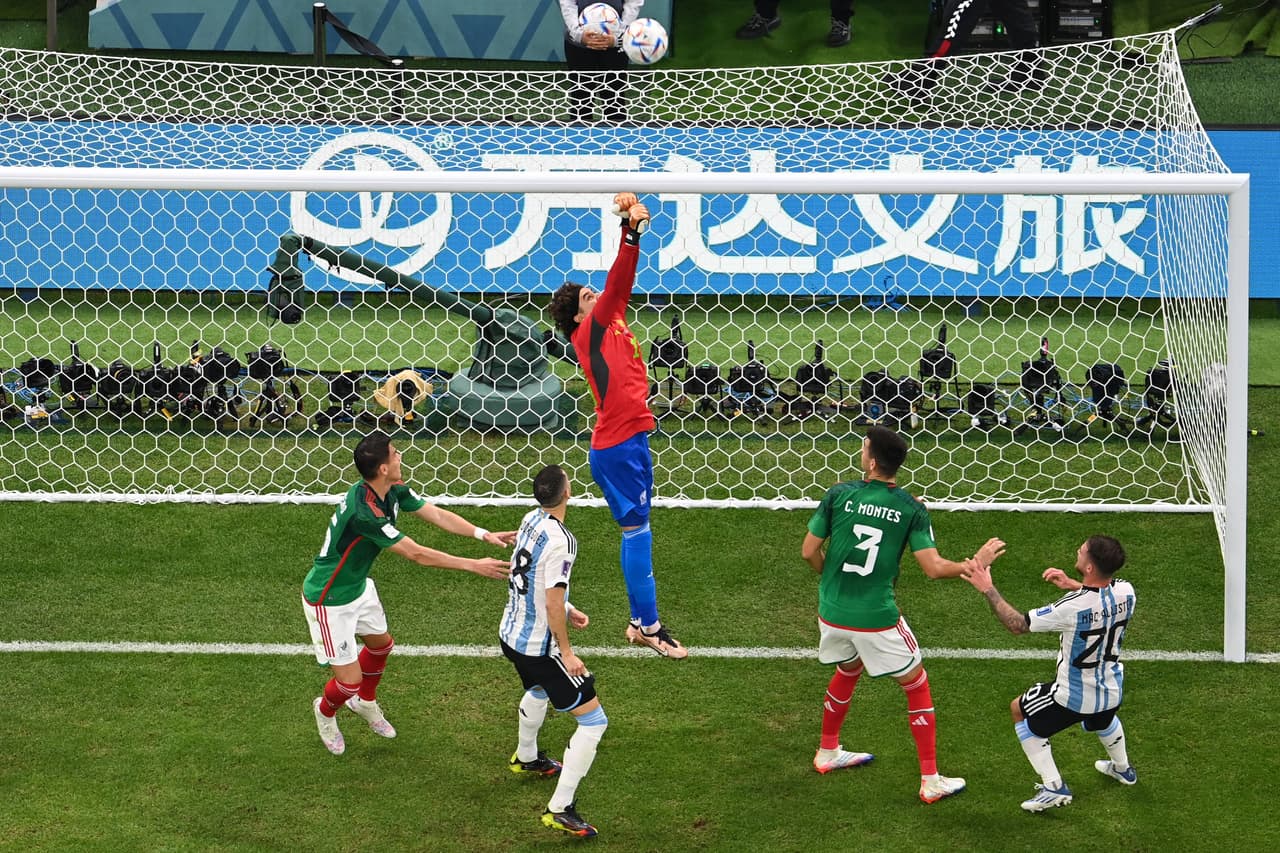 La Selección de Argentina sacó los tres puntos tres vencer a México por dos goles contra cero con las anotaciones de Messi y Fernández en el segundo tiempo con lo que se coloca en el segundo lugar del Grupo C y México cae al sótano.