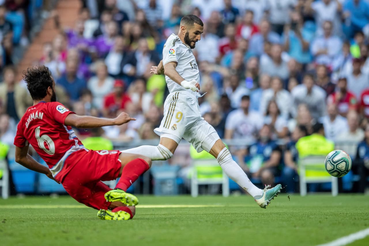 A los dos minutos de juego, Karim Benzema anotó para los madrileños.