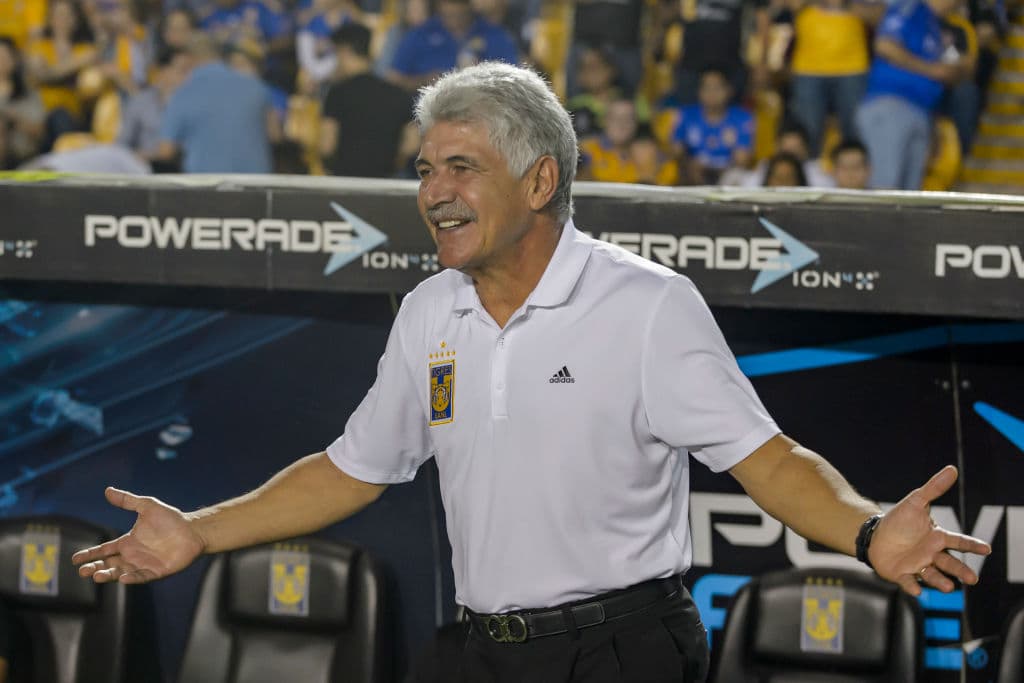 Ricardo Ferretti es otros de los candidatos que tiene como aval su buena gestión como técnico de Tigres y una experiencia larga en el fútbol mexicano.