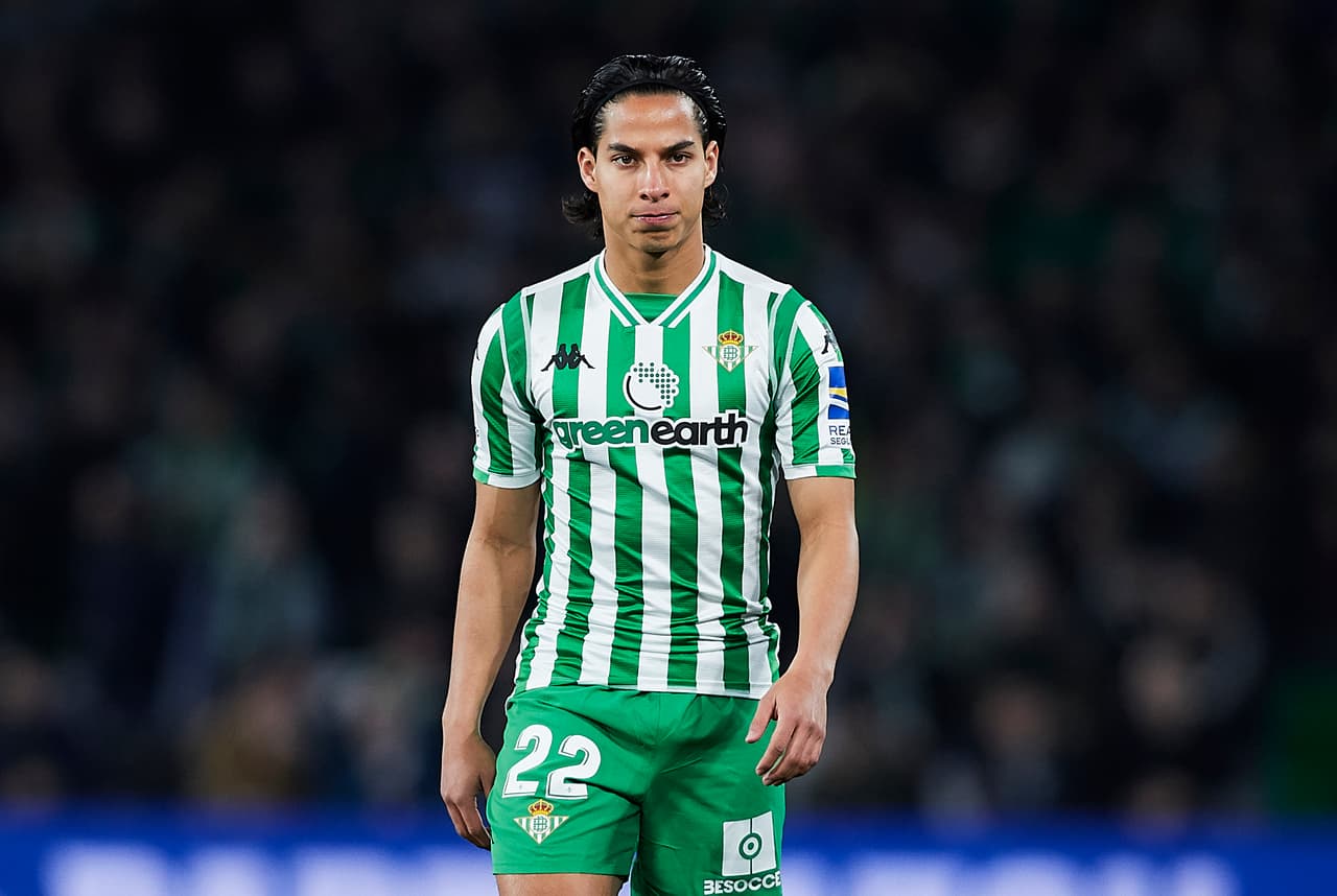 Diego Lainez: sumó minutos ante CHile y luego fue titular ante Paraguay, pero no se puede confirmar que participe con el Betis en el duelo del domingo ante el Rayo Vallecano. Para Quique Setién el joven atacante ha perdido terrneo.