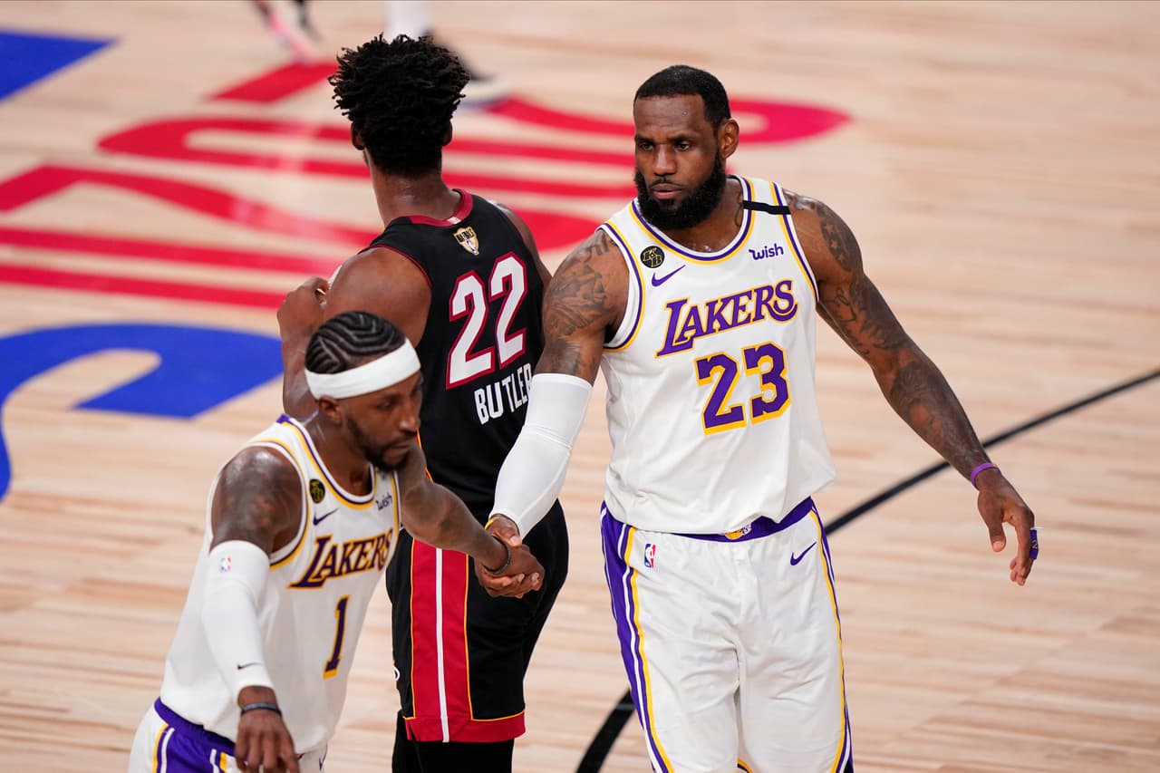 Los Lakers consiguen llevarse el sexto partido con un marcador de 106-93 sobre el Miami Heat, resuelven la serie y levantan el título número 17 de la franquicia.