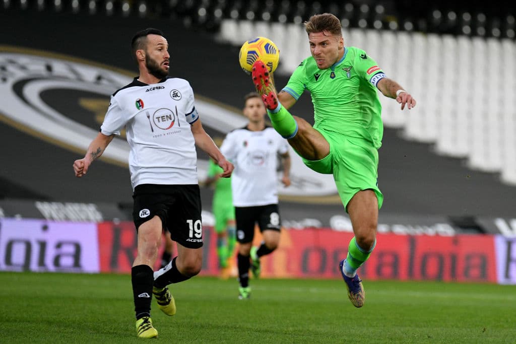 Lazio visitó y derrotó al Spezia. Immobile (15’) y Milinkovic-Savic (33’) marcaron para los de Inzaghi. Nzola (64’) descontó. Lazio llegó a 17 puntos y Spezia se quedó con 10.