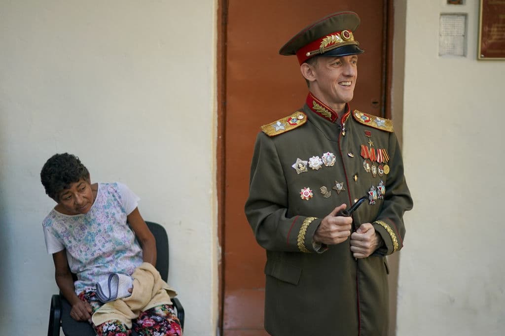 Los residentes locales ven con curiosidad la vestimenta de algunos de los visitantes.