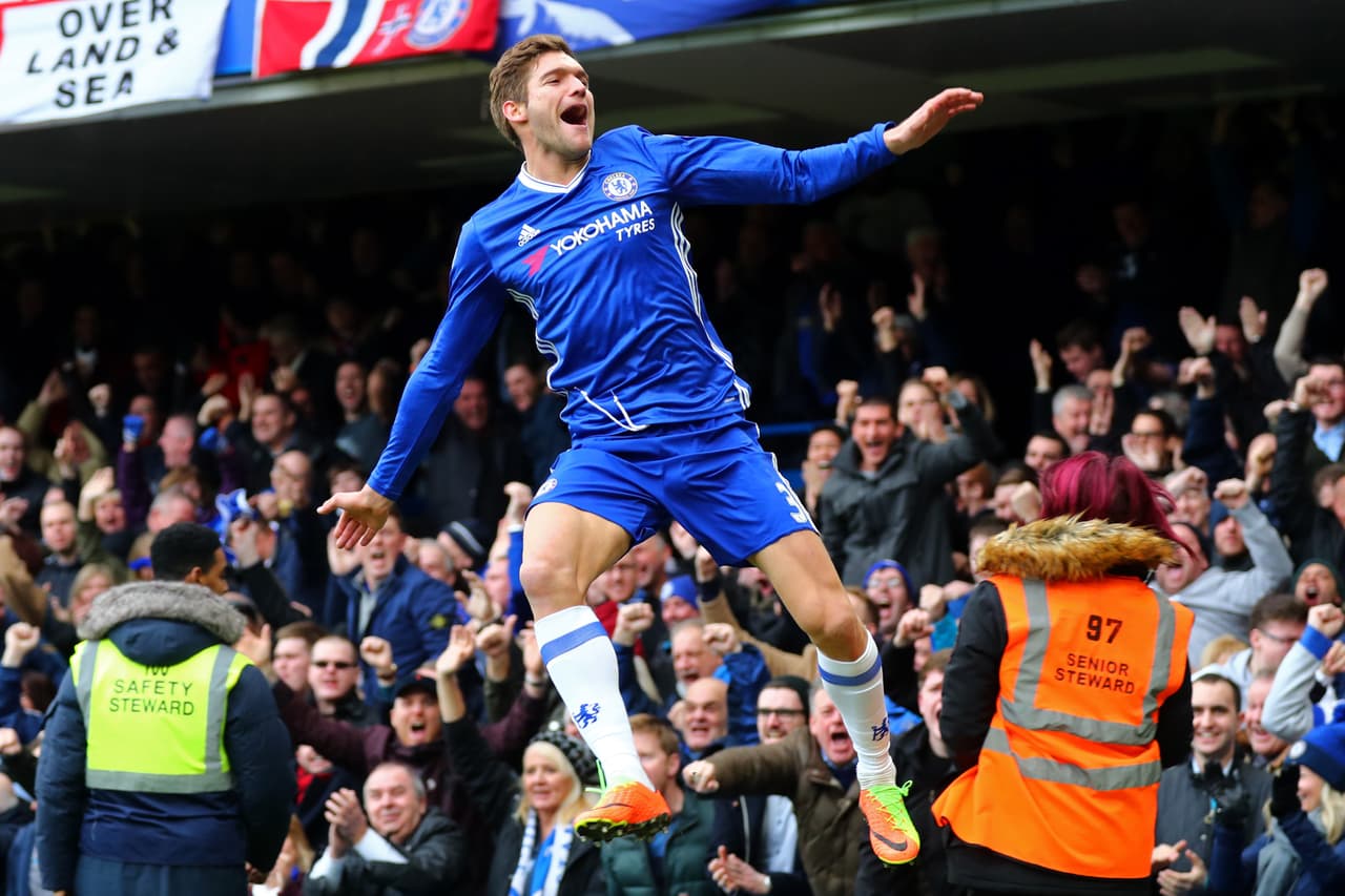 Chelsea se impuso 3-1 contra Arsenal y es más líder que nunca en la Premier League al dejar atrás a uno de sus rivales directos en la lucha por el título del fútbol inglés.