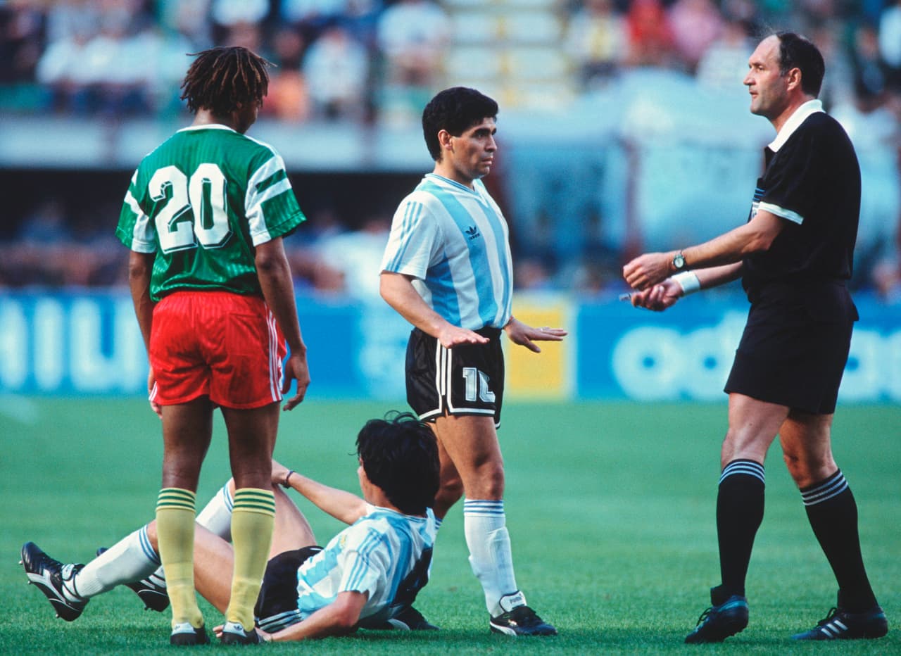 De nuevo iniciaba de mala manera la Copa del Mundo para el equipo que volvía a comandar Maradona, aunque llegaron a la final la cual perdieron con Alemania.
