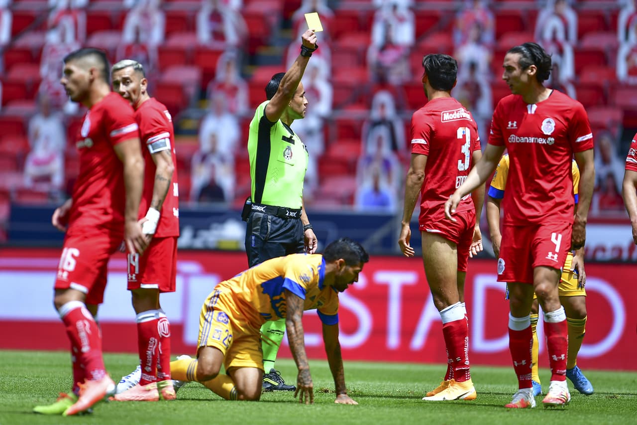 Falta por parte de Güemez ante Quiñones, penal a favor de Tigres.