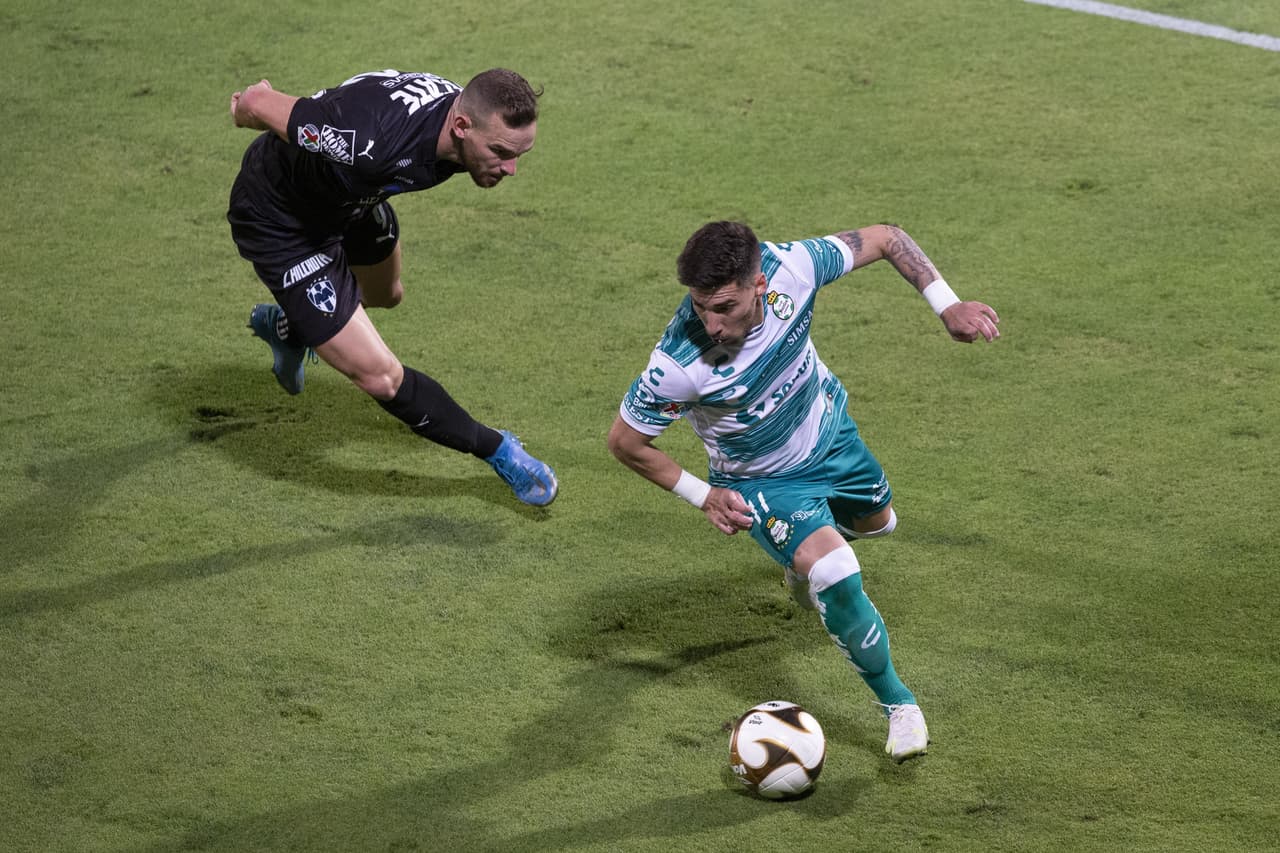 Eduardo Aguirre y Ayrton Preciado son los encargados de consumar la voltereta 2-1 sobre Santos y toman una ligera ventaja en las eliminatorias.