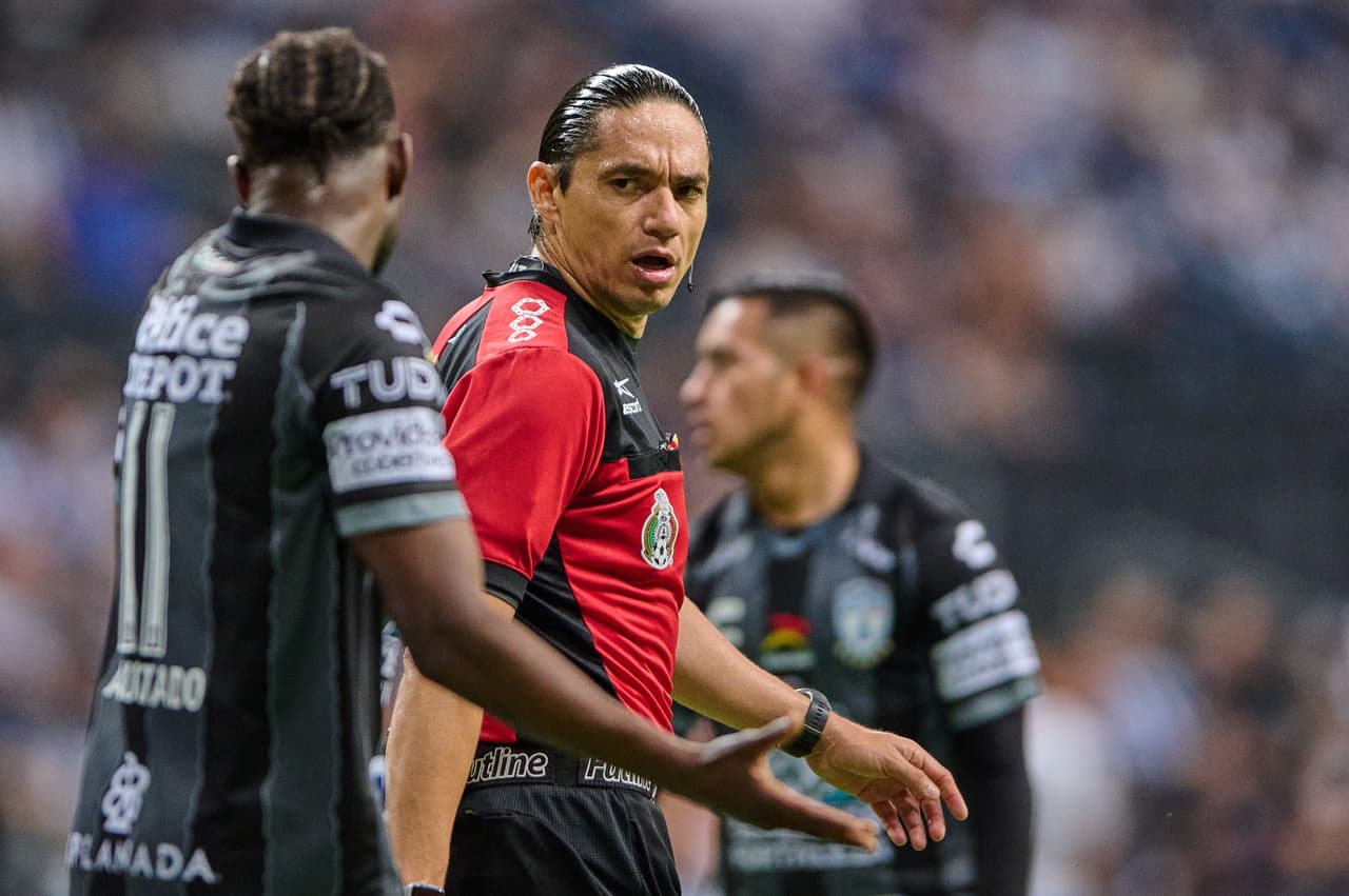 Avilés Hurtado se convertiría en el villano para Pachuca al 33' tras otorgar la pena máxima sobre Joel Campbell.