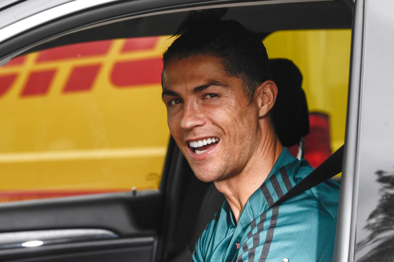 <b>Cristiano Ronaldo $450 millones de dólares.</b> El goleador portugués tiene una fortuna ganada a base de trabajo, esfuerzo y mucha dedicación desde sus días en el Sporting hasta convertirse en una super estrella del Real Madrid.