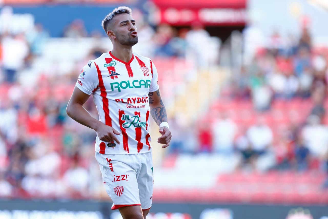 El uruguayo se quitó al portero y definió con maestría.