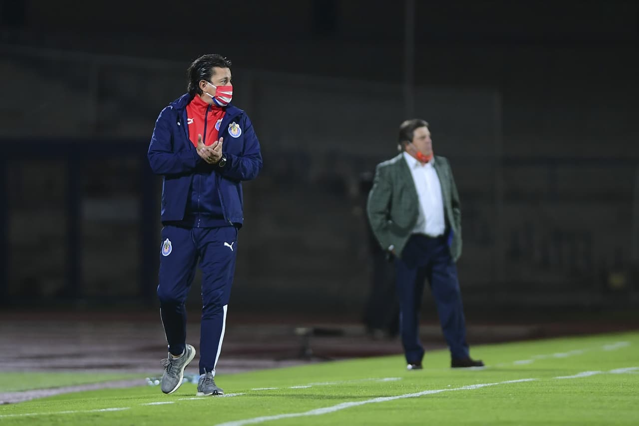 Luis Fernando Tena no estuvo en el banquillo rojiblanco y su lugar lo ocuparon Chava Reyes Jr. y Alberto Coyote.