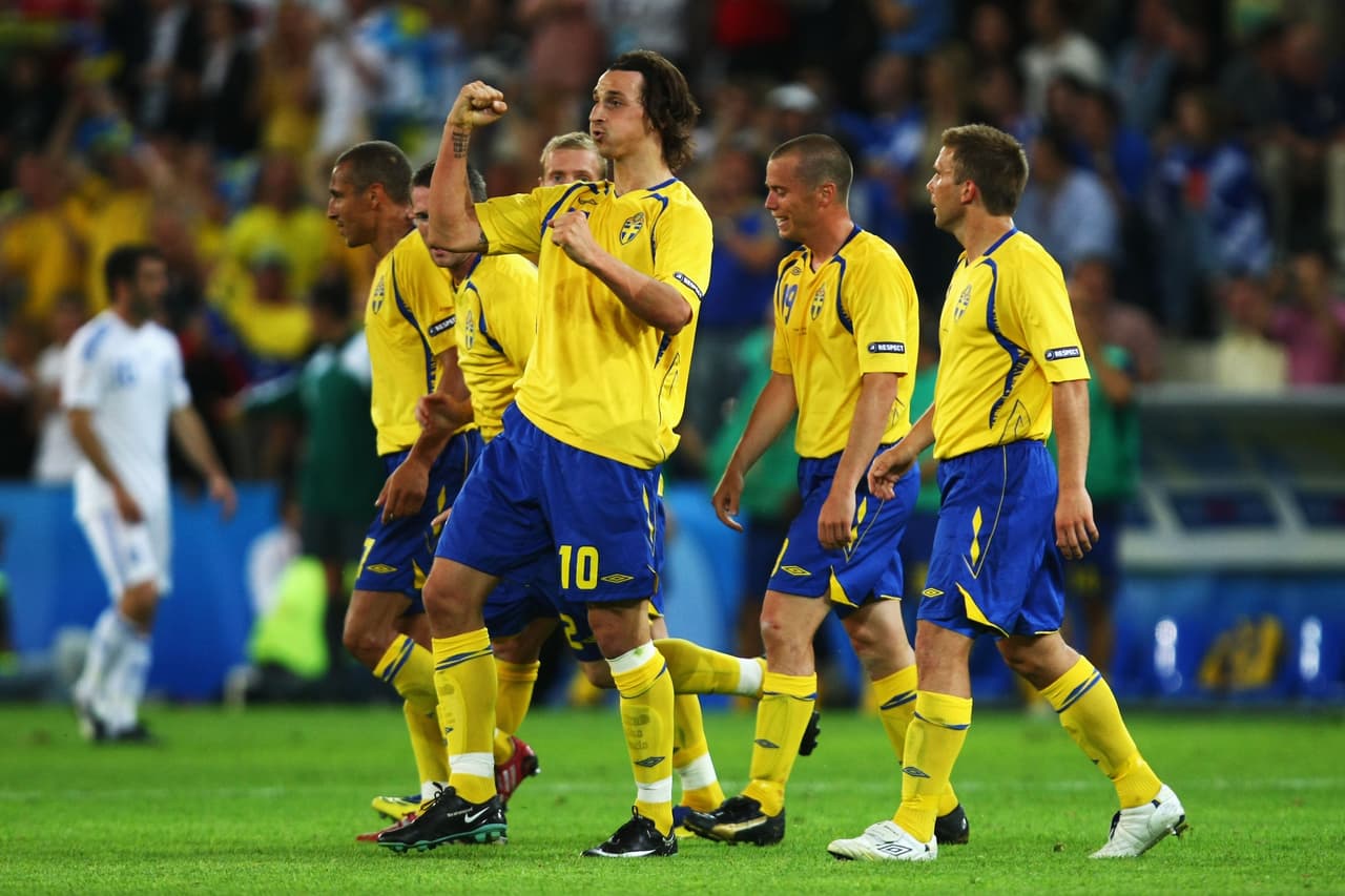 Zlatan comenzó su carrera internacional en enero del 2001 y en agosto del mismo año logró su primer gol, ante Azerbayán por las Eliminatorias a Corea y Japón 2002, el cual sería su primer Mundial.