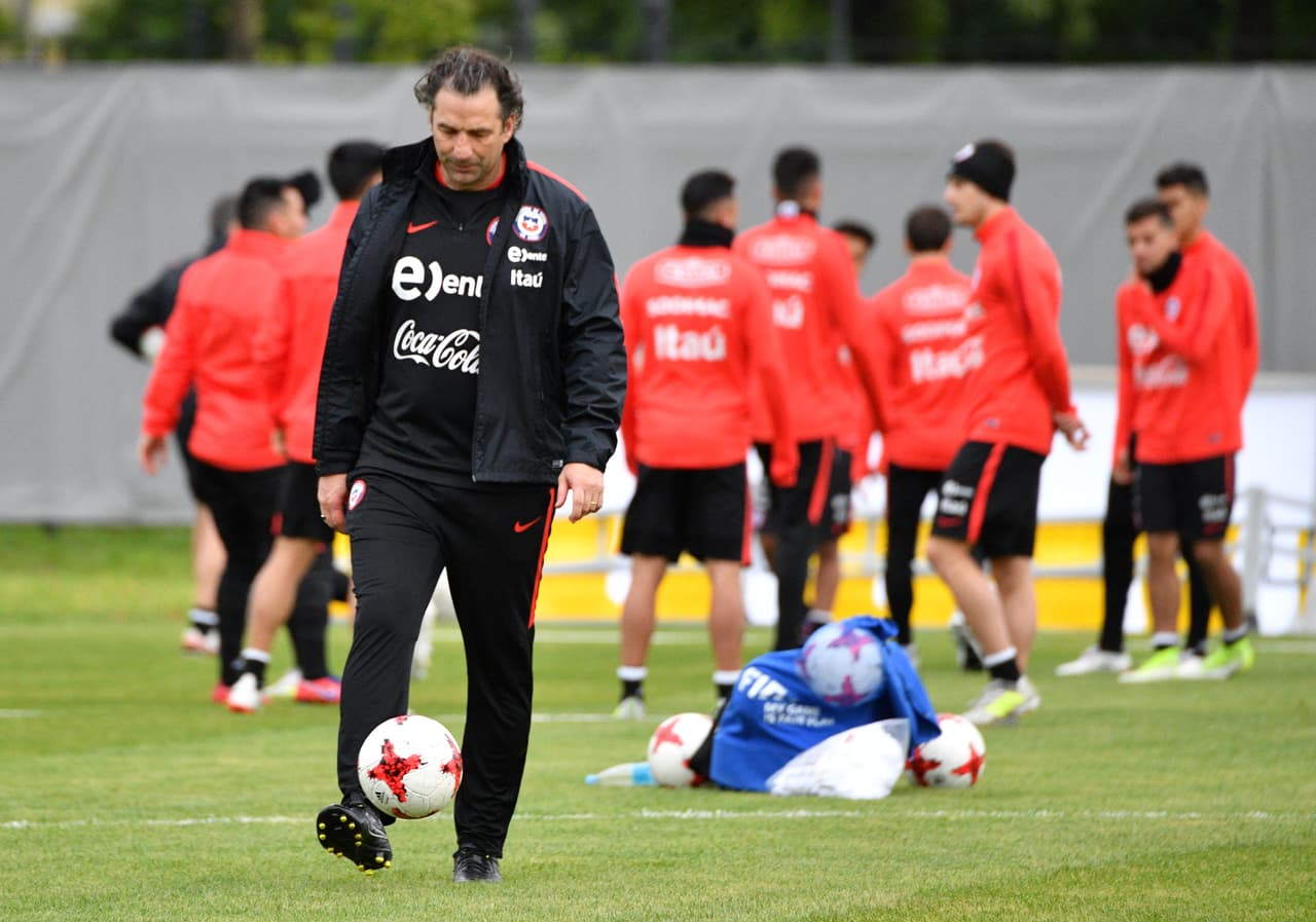 La situación de a poco se salió de las manos para Juan Antonio Pizzi, que mostró su dificultad para manejar este grupo.