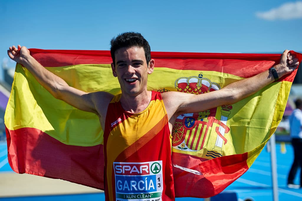 Diego García, atleta español de 22 años, ha mostrado su gran sentido del humor al advertir en sus redes sociales que "está harto" por su parecido físico a una joven estrella del cine pornográfico.